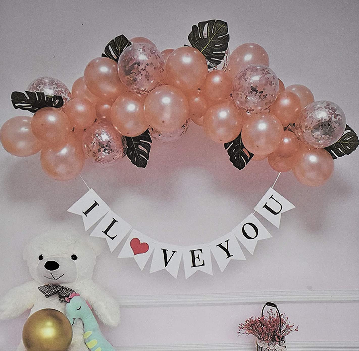 DIY DECOR: How to make a balloon garland with ribbon 