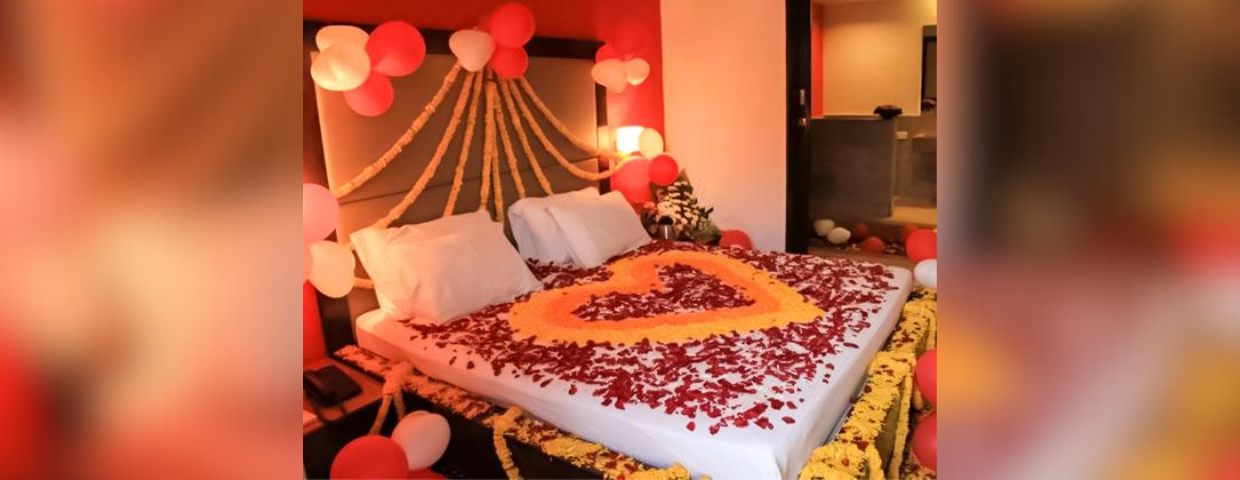 Romantic First Night Wedding Bed Decoration with Flowers and Balloons  online | 7eventzz